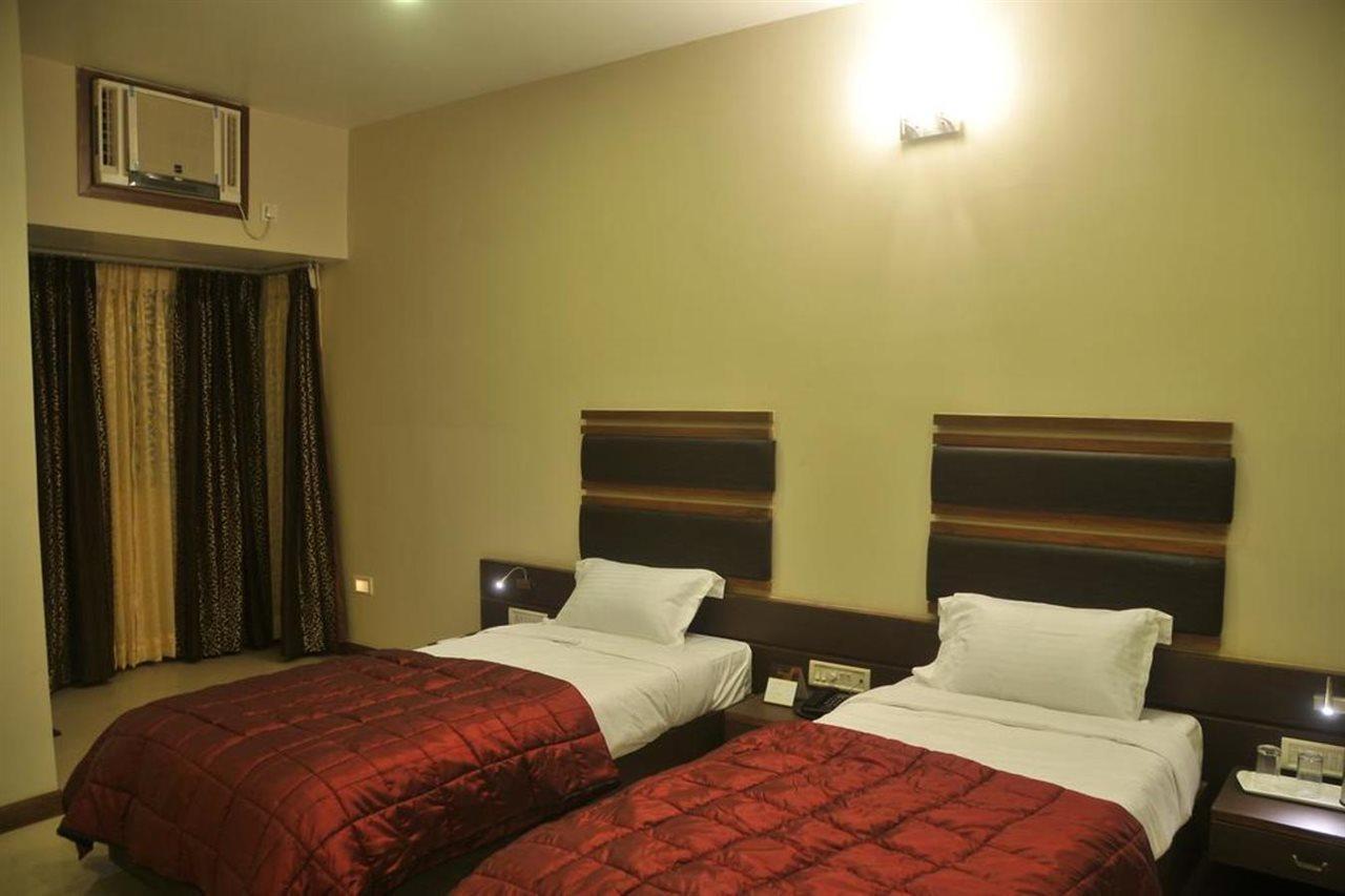فندق Jk Residency Kelakam المظهر الخارجي الصورة