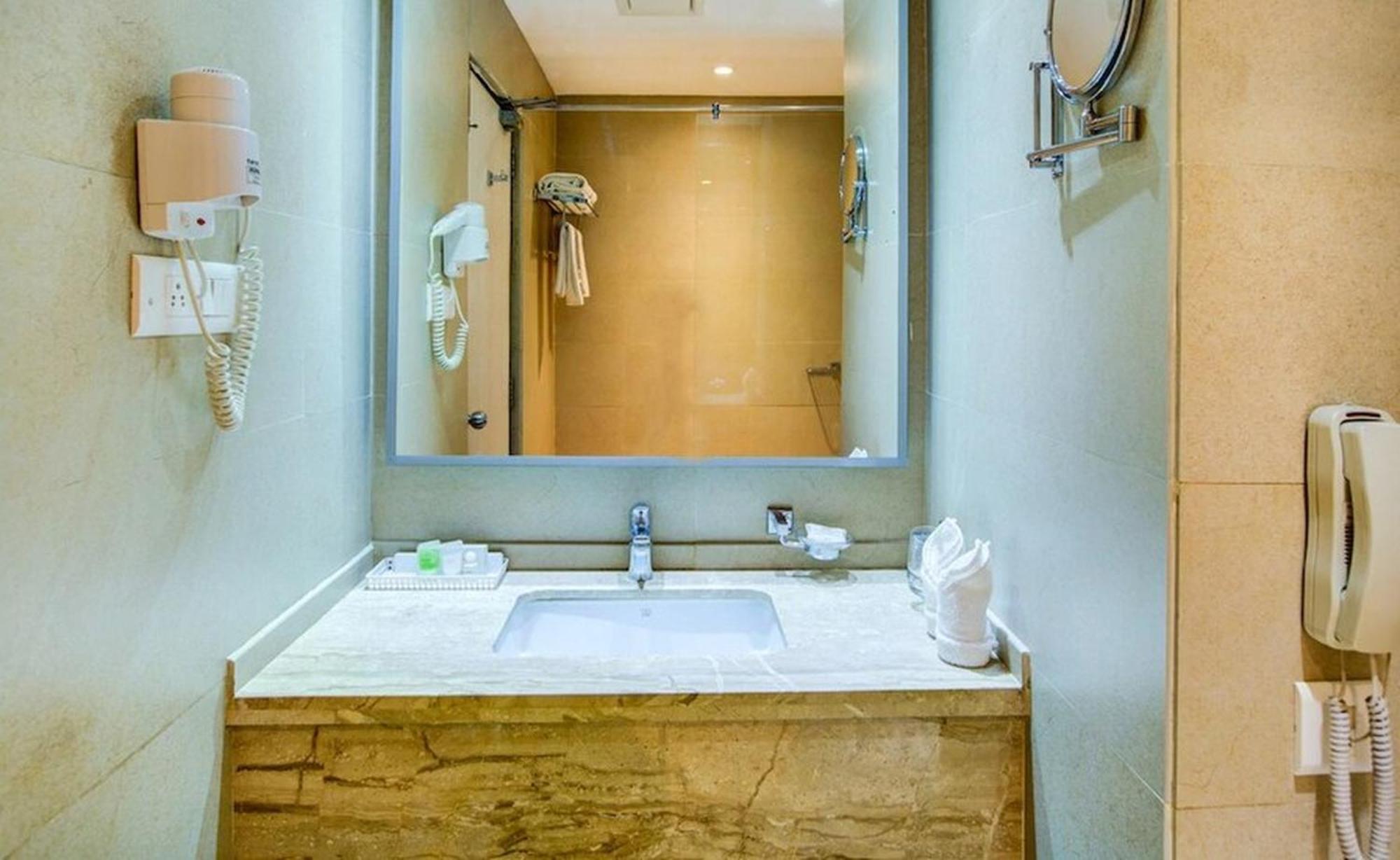 فندق Jk Residency Kelakam المظهر الخارجي الصورة
